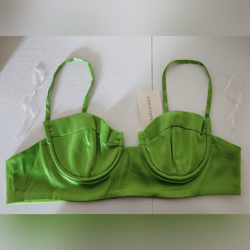 Hot & Delicious Green Top Size L